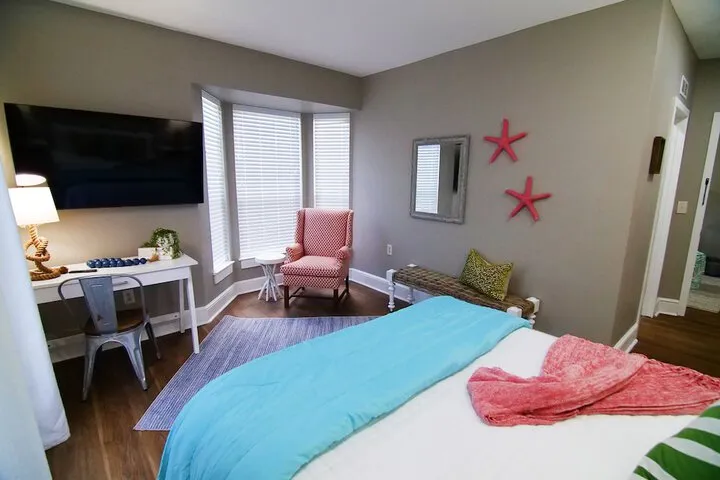 Room 4 of 100