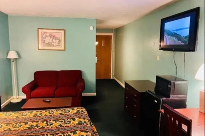 Room 4 of 8