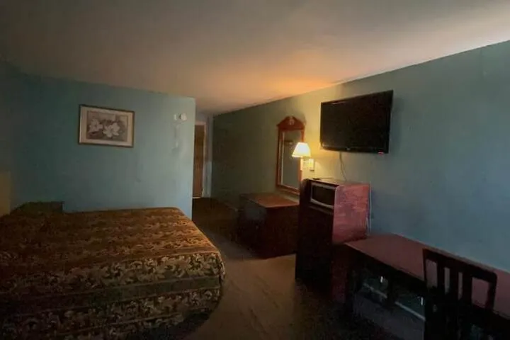 Room 5 of 8