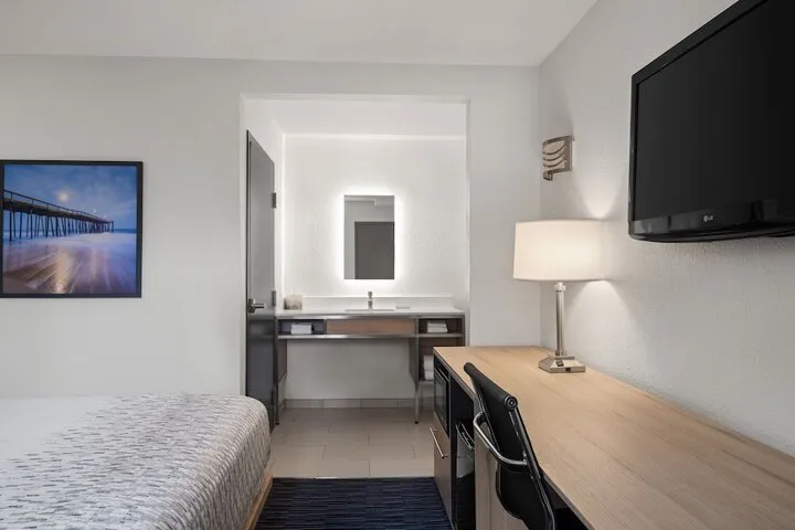 Room 4 of 27