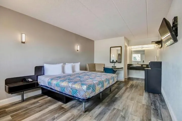 Room 4 of 17