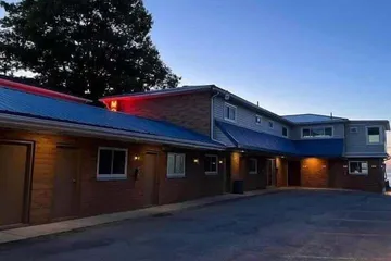 Petes Lakefront Motel