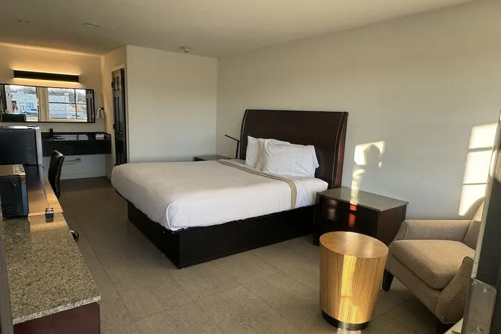 Room 4 of 11