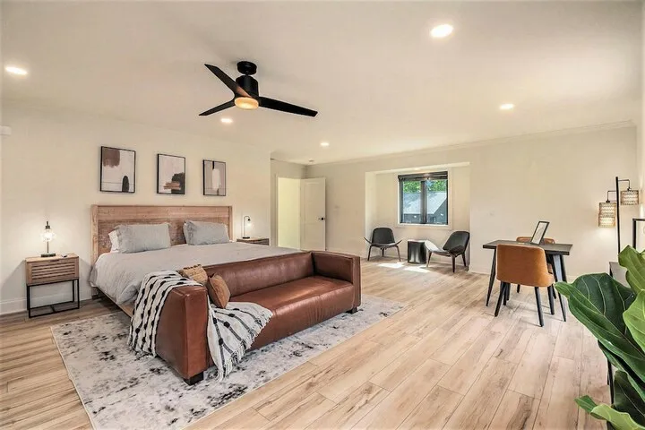 Room 4 of 102