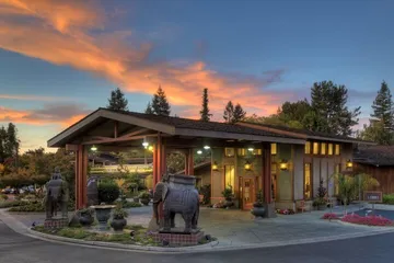 Dinahs Garden Hotel