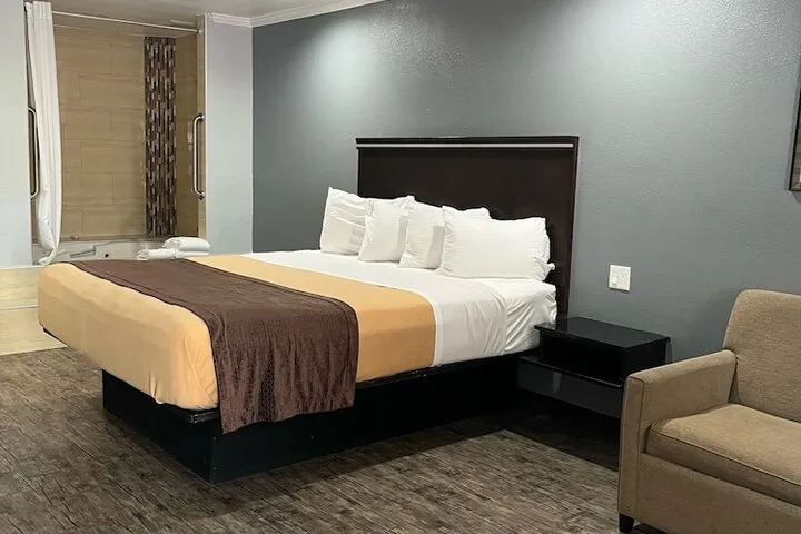 Room 5 of 18