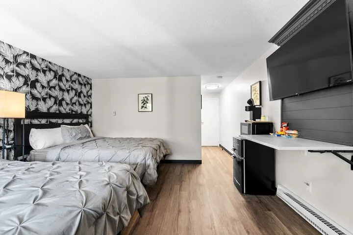 Room 4 of 77