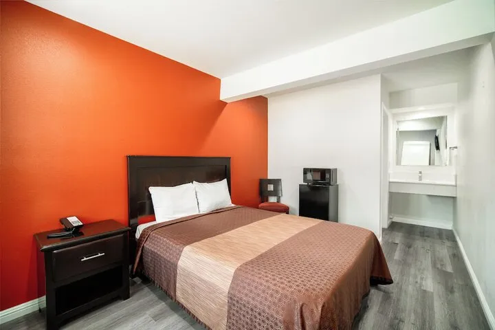 Room 4 of 17