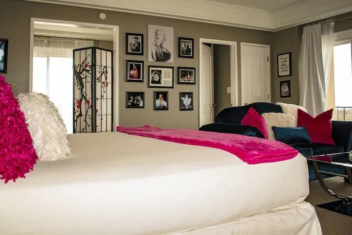 Room 4 of 163