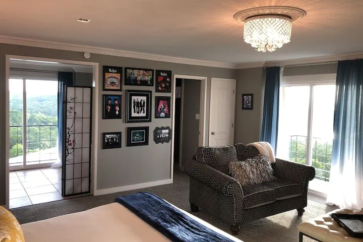 Room 3 of 163