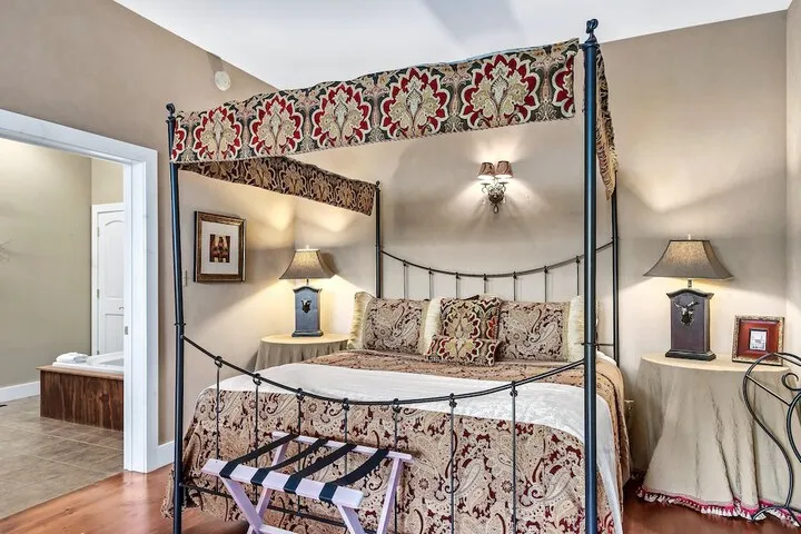 Room 3 of 221