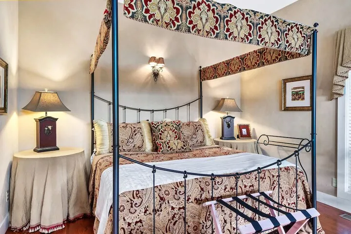 Room 4 of 221
