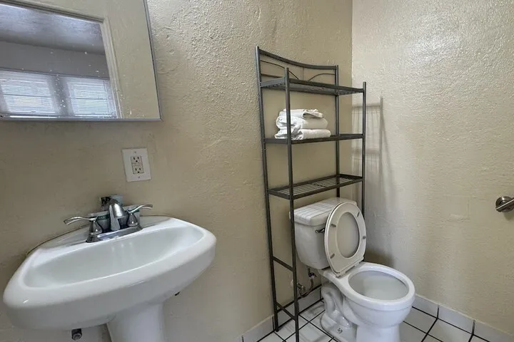 Room 4 of 9