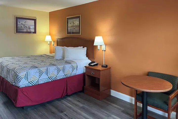 Room 4 of 16