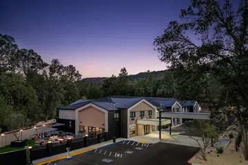 The Inelle Oakhurst Yosemite, a Tribute Portfolio Hotel
