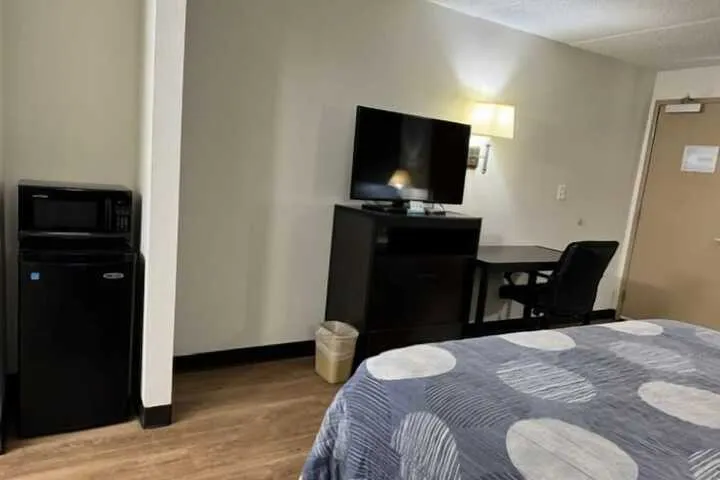 Room 5 of 7