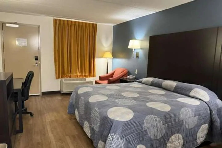 Room 4 of 7
