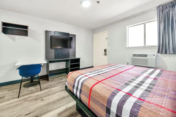 Room 5 of 12