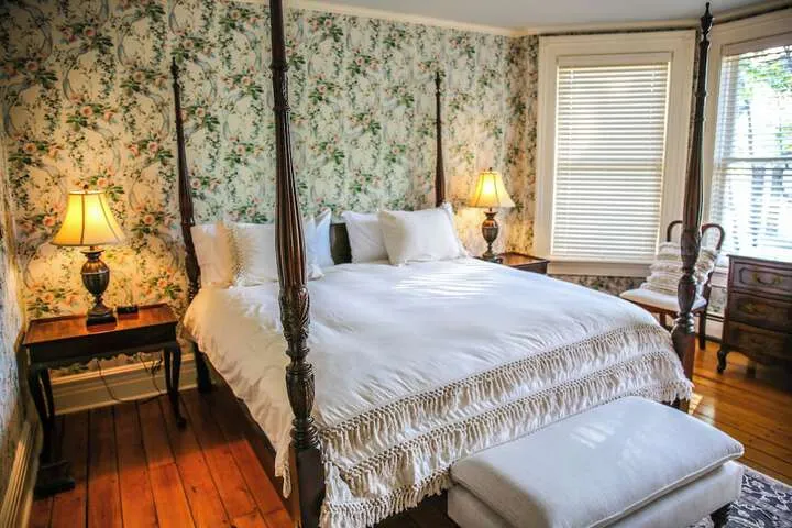 Room 6 of 18