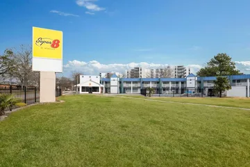 Super 8 by Wyndham Portsmouth - Norfolk