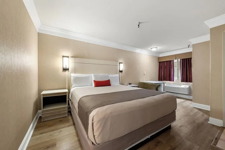 Room 4 of 18