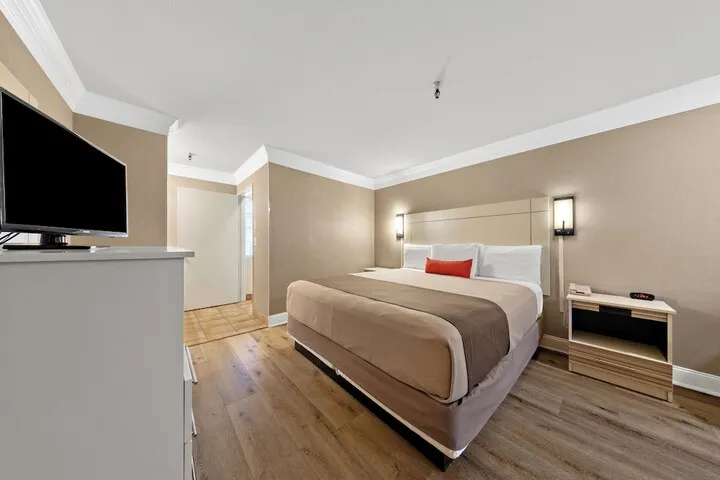 Room 5 of 18