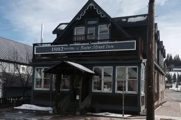 1882 Bar and Grill at River Street Inn