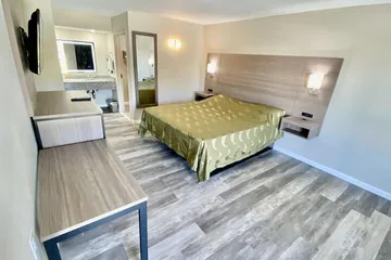 Brentwood Inn & Suites