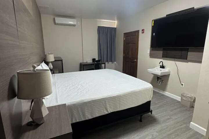 Room 4 of 9