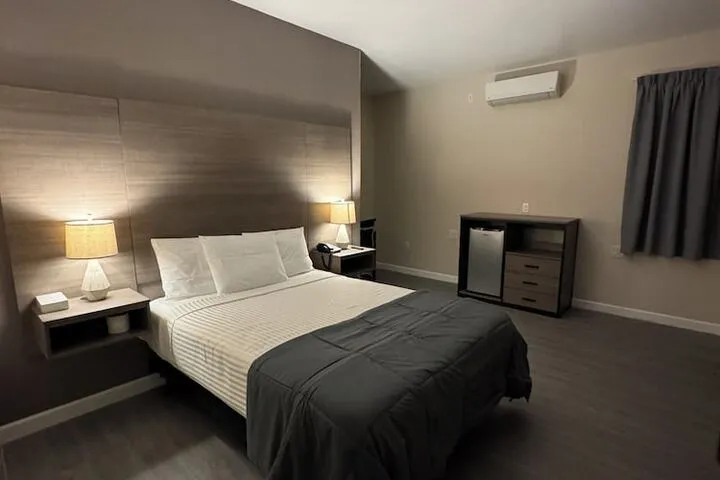 Room 5 of 9