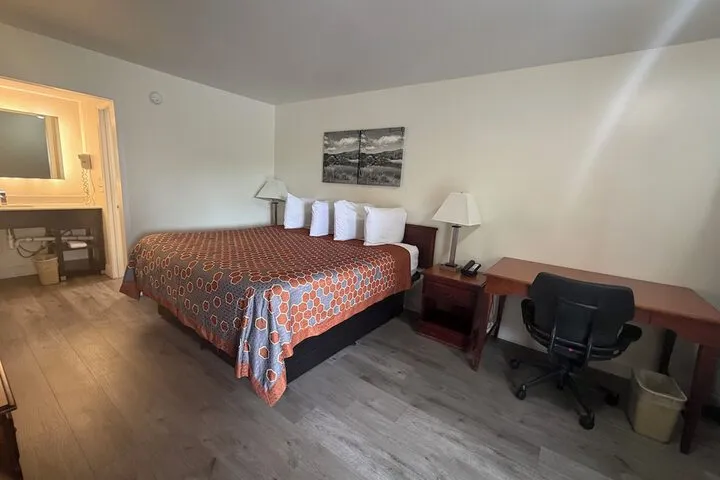 Room 5 of 18