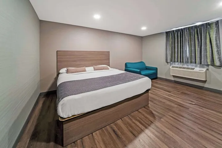 Room 5 of 33