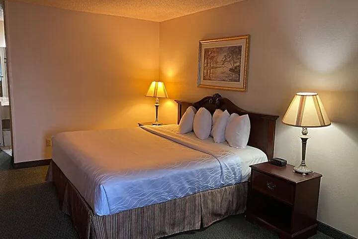 Room 4 of 9