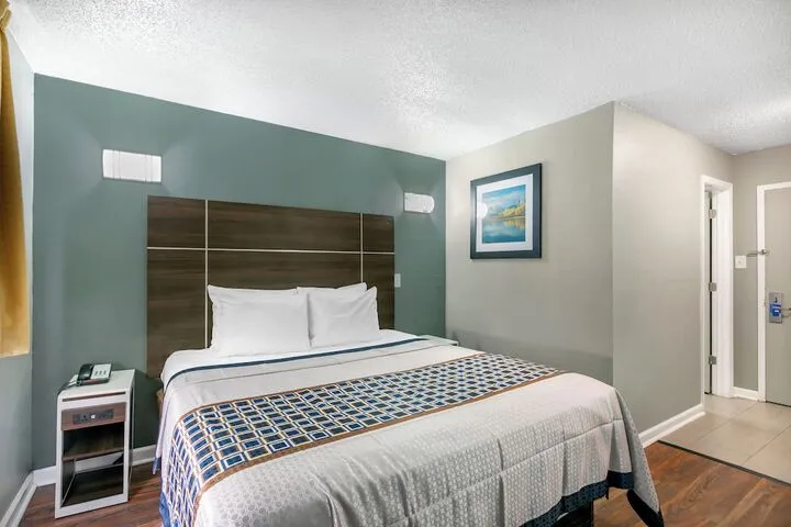 Room 4 of 9