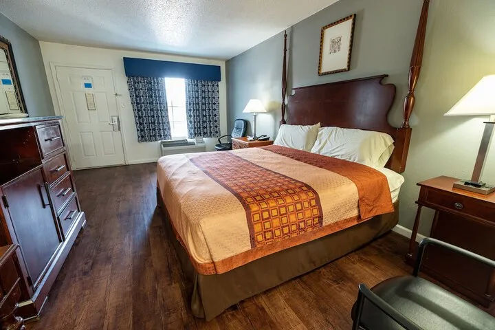 Room 4 of 40