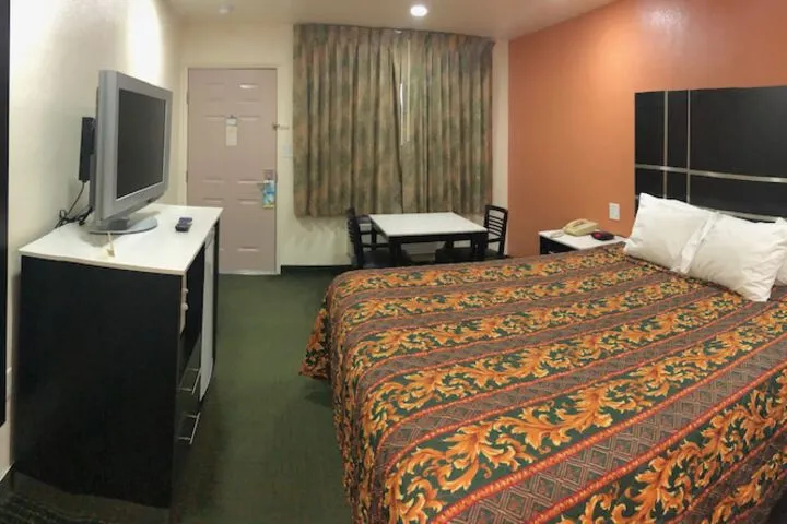 Room 5 of 18