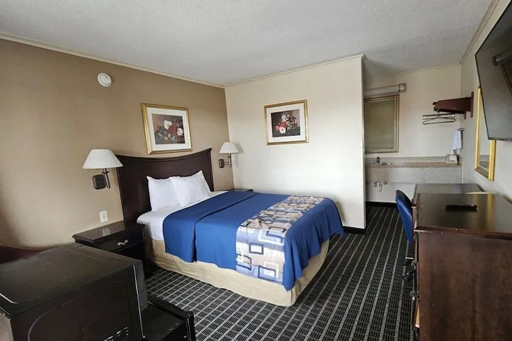 Room 5 of 82