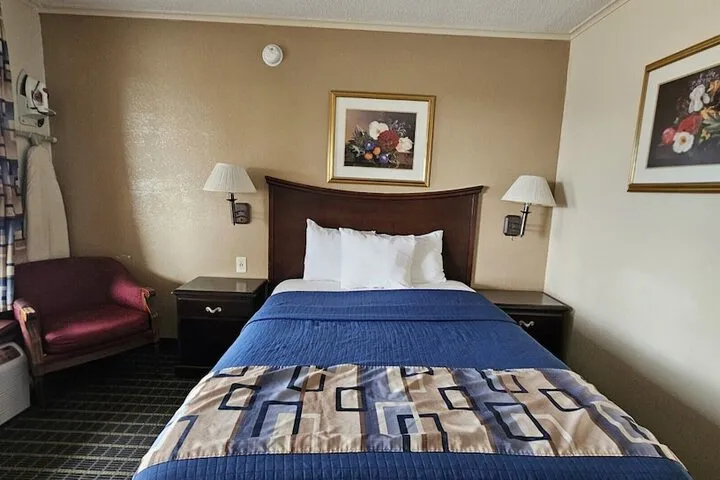Room 4 of 82