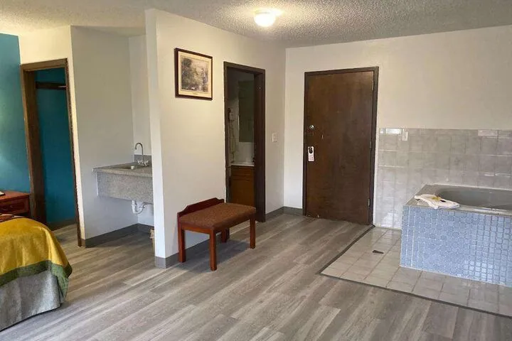 Room 4 of 32