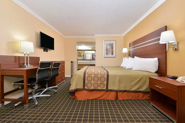 Room 4 of 30