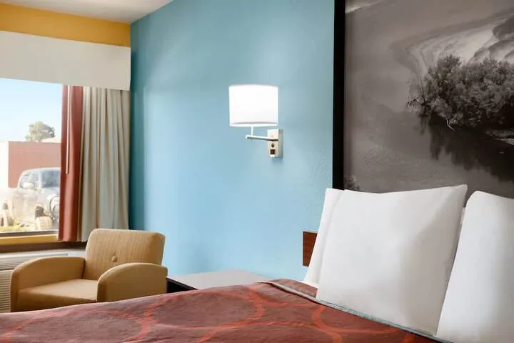 Room 4 of 16