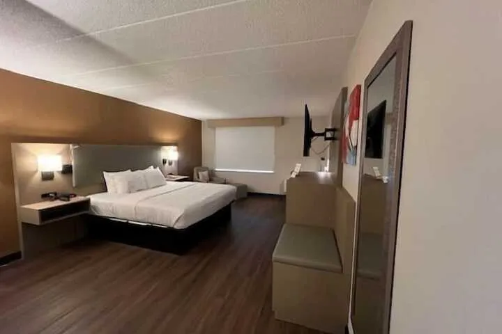 Room 4 of 9