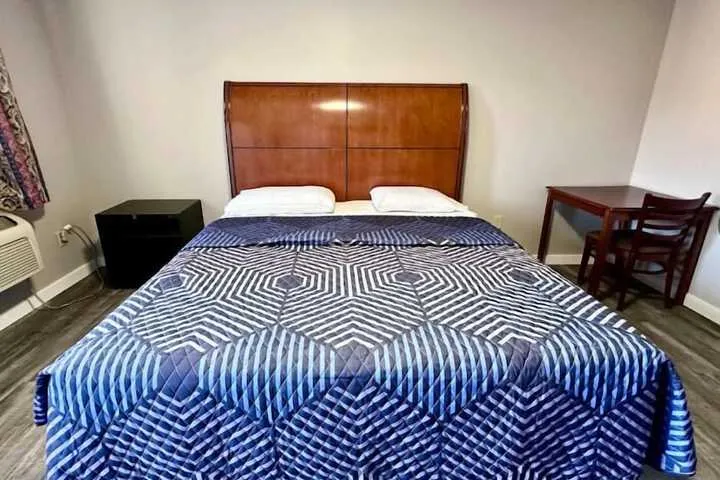 Room 4 of 7