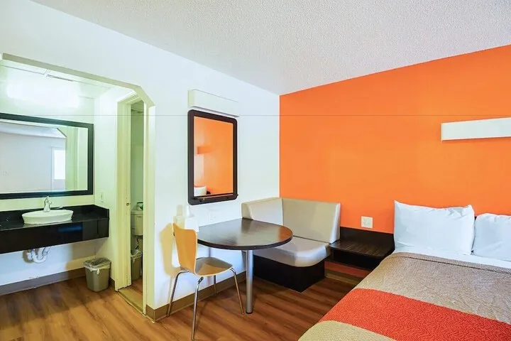 Room 5 of 10