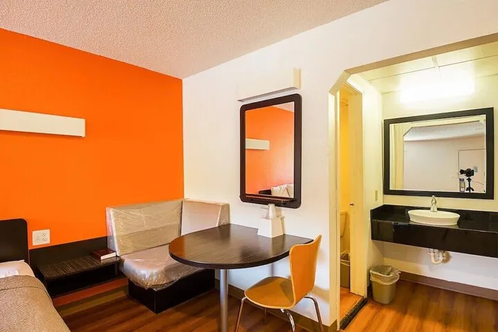 Room 4 of 10