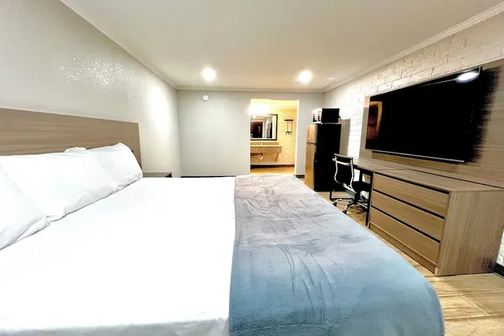 Room 4 of 16