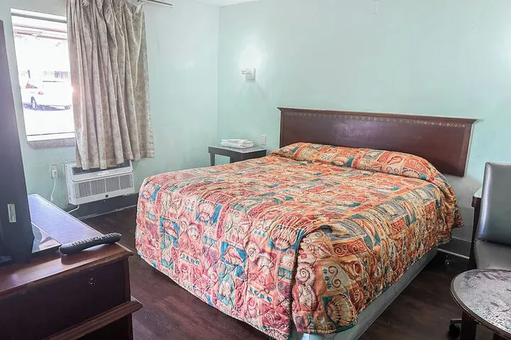 Room 4 of 18