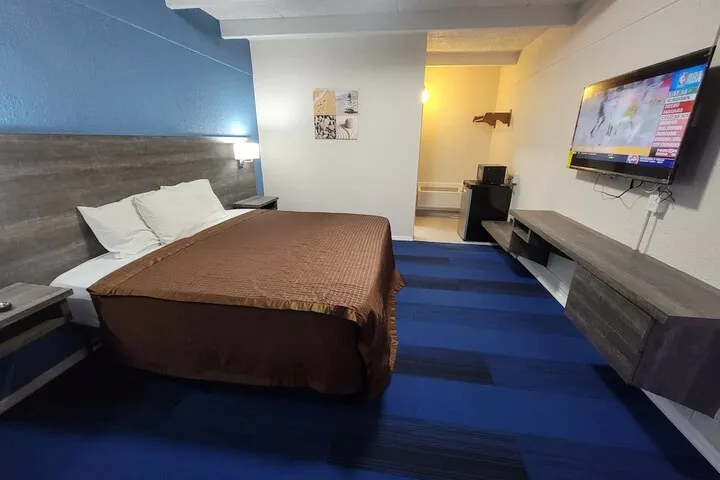 Room 4 of 8