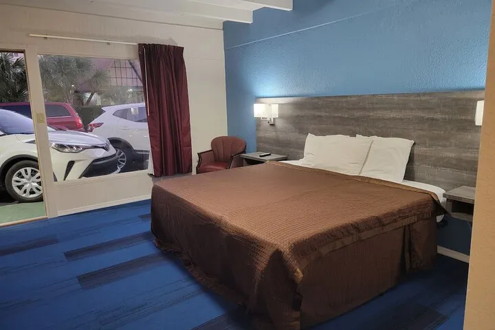 Room 5 of 8