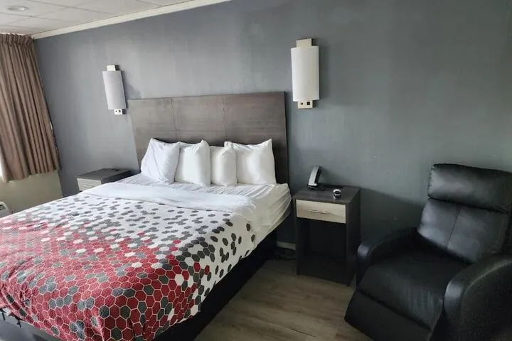 Room 4 of 16